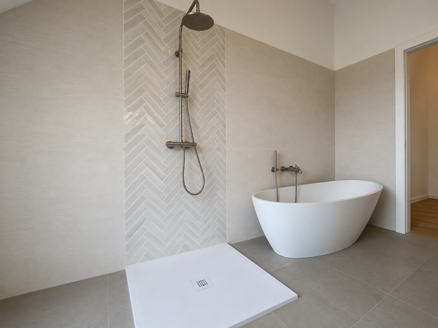 Modernes Badezimmer mit freistehender Badewanne